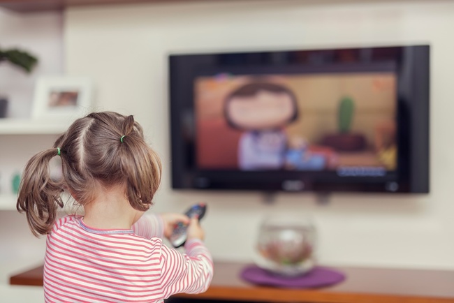 Cho trẻ xem tivi quá nhiều khiến trẻ 4 tuổi chậm nói