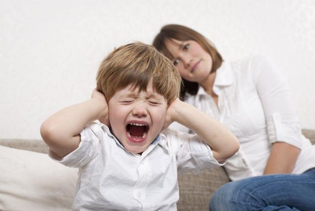 Trẻ gào khóc, la hét… là một trong số những biểu hiện trẻ hay cáu gắt