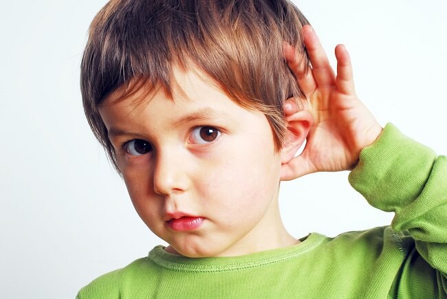 Trẻ gặp vấn đề về thính lực là nguyên nhân trẻ chậm nói