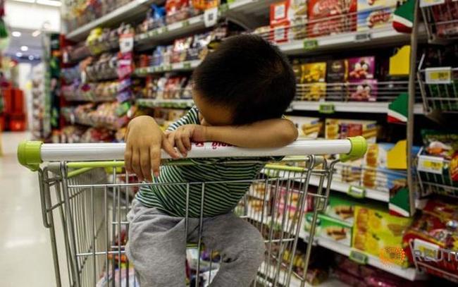 Trẻ mệt mỏi, tức giận khi cha mẹ đi mua sắm quá lâu