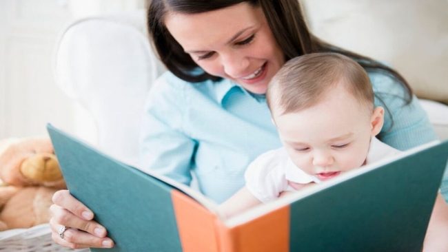 Trẻ thích đọc sách cũng cho thấy khả năng bé rất thông minh